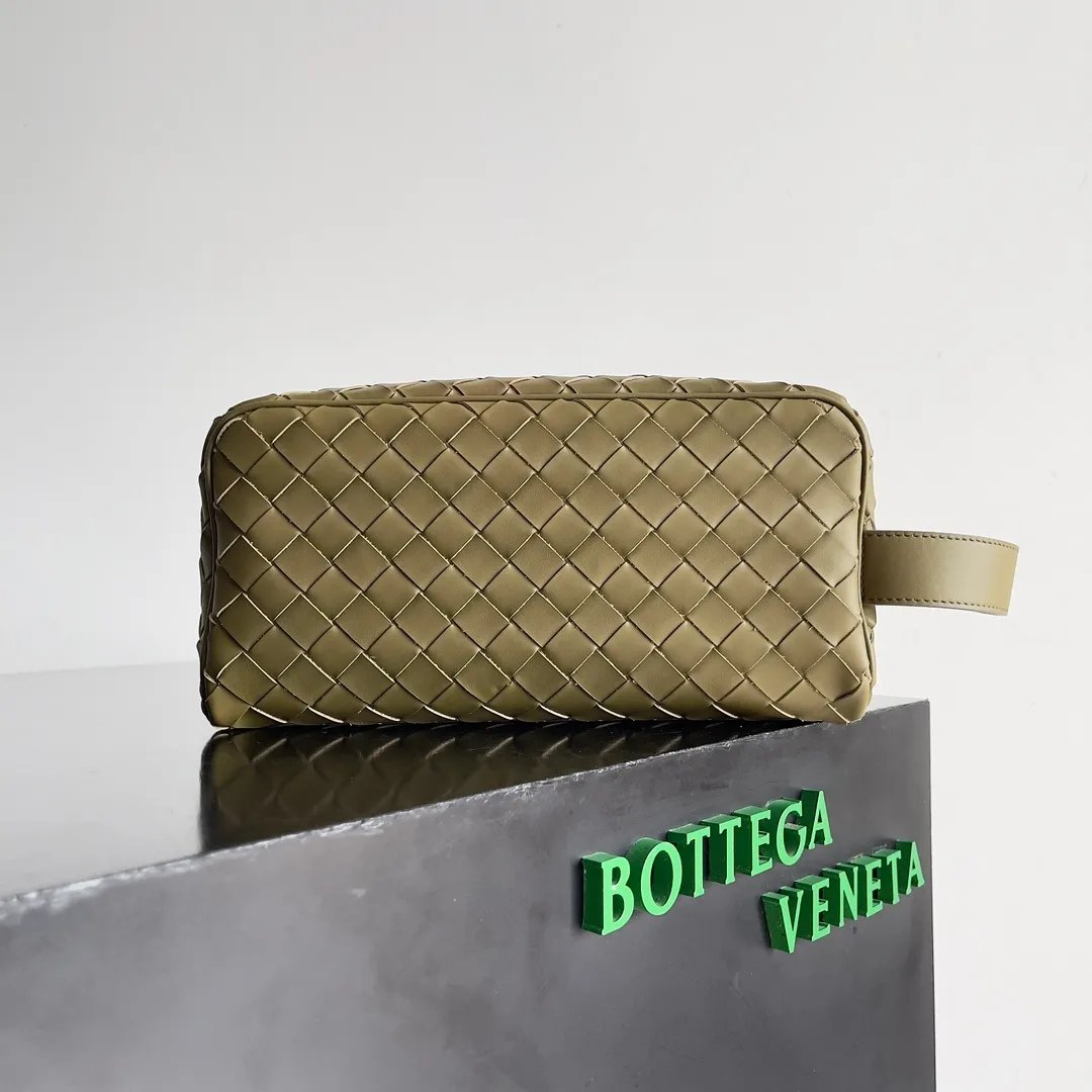 Batch 1260 BOTTEGA VENETA 2024 new INTRECCIATO classic toiletry bag, the choice of discerning people. The low-key luxury quality is the interpretation of its brand. If you like low-key BV, it is the first choice~~ Style number: 729295 Size: 26*13*10cm